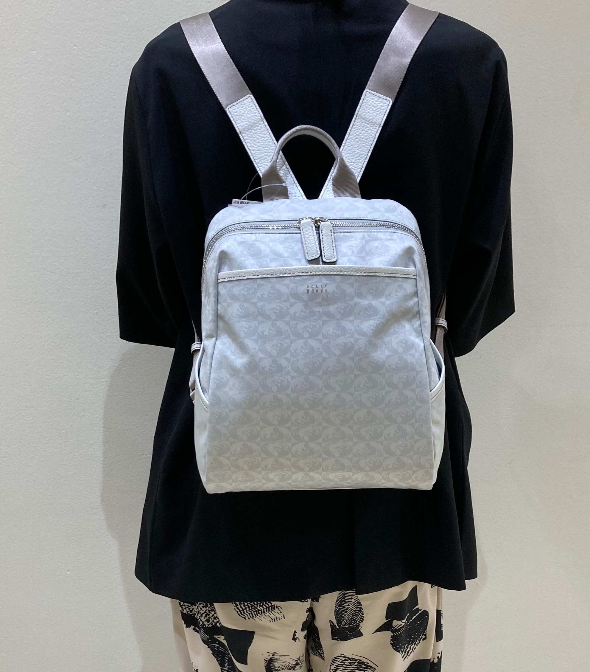 PELLE BORSA】👜👛コロンとした形の軽量リュック🤗キレイめホワイト好評です♪ | ペレボルサ | ショップブログ | 大丸福岡天神店