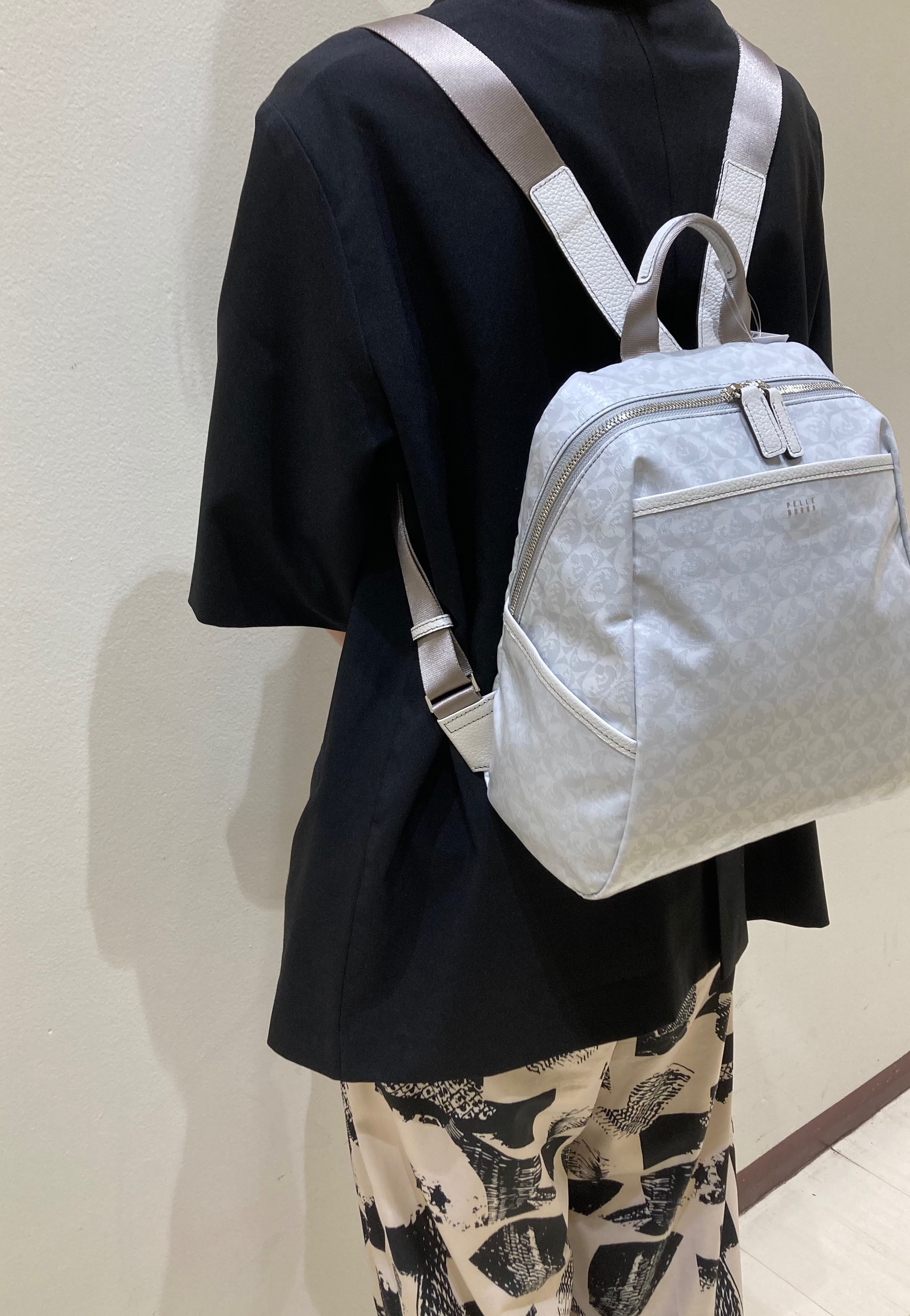 PELLE BORSA】👜👛コロンとした形の軽量リュック🤗キレイめホワイト好評です♪ | ペレボルサ | ショップブログ | 大丸福岡天神店